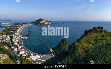 Blick auf die Stadt Bacoli in der so genannten Phlegräischen Felder Gebiet in der Provinz Neapel, Süditalien. Stockfoto