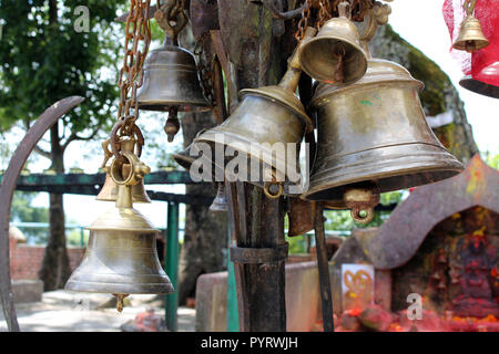 Übersetzung: Die Glocken und Material bei Kali hinduistische Tempel auf der Spitze des Hügels in Dhulikhel. In Nepal, August 2018. Stockfoto