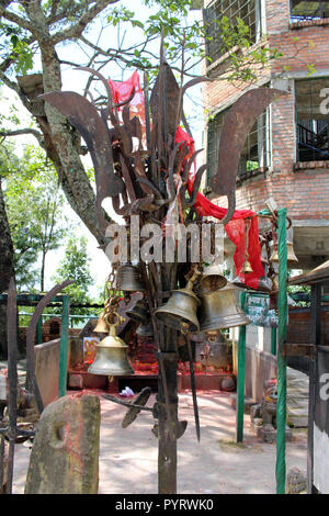 Übersetzung: Die Glocken und Material bei Kali hinduistische Tempel auf der Spitze des Hügels in Dhulikhel. In Nepal, August 2018. Stockfoto