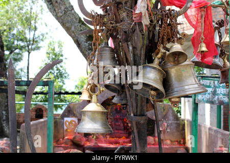 Übersetzung: Die Glocken und Material bei Kali hinduistische Tempel auf der Spitze des Hügels in Dhulikhel. In Nepal, August 2018. Stockfoto