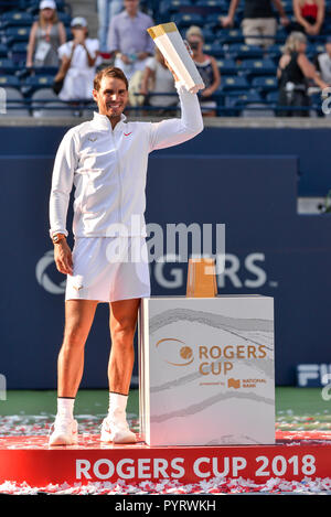 August 12, 2018 - Toronto, Ontario, Kanada: Rafael Nadal (Spanien) mit der Champions Trophy nach seinem Sieg im letzten Spiel gegen Stefanos Tsitsipas Stockfoto