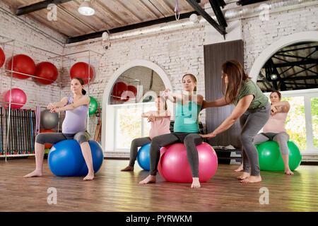 Schwangere Frauen tun Fitness Übungen Stockfoto