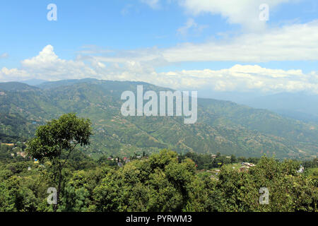 Die Aussicht auf Kathmandu Tal von Dhulikhel nach einer kurzen Wanderung gesehen. In Nepal, August 2018. Stockfoto