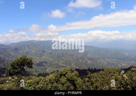 Die Aussicht auf Kathmandu Tal von Dhulikhel nach einer kurzen Wanderung gesehen. In Nepal, August 2018. Stockfoto