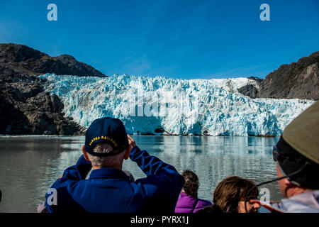 Touristen anzeigen Holgate Gletschers, Harding Icefield, Kenai Fjords National Park, Alaska, USA. Stockfoto