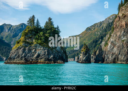 Inseln in der Resurrection Bay, Kenai Fjords National Park, Alaska, USA. Stockfoto