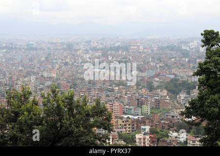 Kathmandu Stadt, wie vom Swayambhunath Stupa auf dem Hügel gesehen. In Nepal, August 2018. Stockfoto