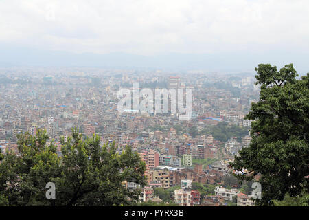 Kathmandu Stadt, wie vom Swayambhunath Stupa auf dem Hügel gesehen. In Nepal, August 2018. Stockfoto