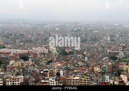 Kathmandu Stadt, wie vom Swayambhunath Stupa auf dem Hügel gesehen. In Nepal, August 2018. Stockfoto