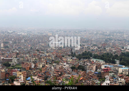 Kathmandu Stadt, wie vom Swayambhunath Stupa auf dem Hügel gesehen. In Nepal, August 2018. Stockfoto