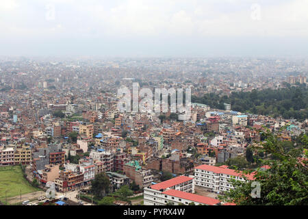 Kathmandu Stadt, wie vom Swayambhunath Stupa auf dem Hügel gesehen. In Nepal, August 2018. Stockfoto