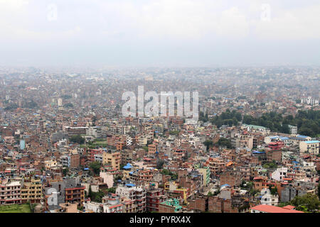 Kathmandu Stadt, vom Swayambhunath Stupa gesehen auf dem Hügel. In Nepal, August 2018. Stockfoto