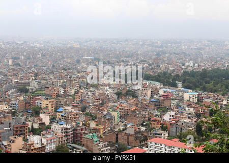 Kathmandu Stadt, vom Swayambhunath Stupa gesehen auf dem Hügel. In Nepal, August 2018. Stockfoto