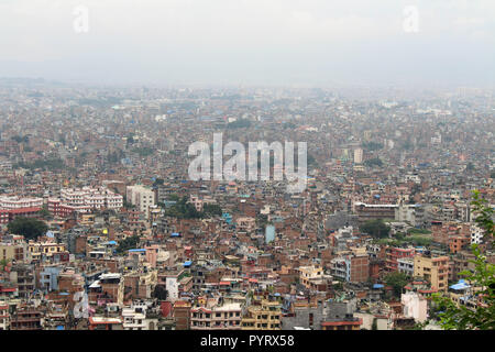 Kathmandu Stadt, vom Swayambhunath Stupa gesehen auf dem Hügel. In Nepal, August 2018. Stockfoto