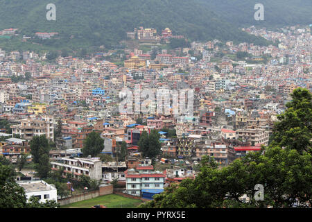 Kathmandu Stadt, vom Swayambhunath Stupa gesehen auf dem Hügel. In Nepal, August 2018. Stockfoto