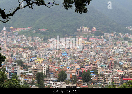 Kathmandu Stadt, vom Swayambhunath Stupa gesehen auf dem Hügel. In Nepal, August 2018. Stockfoto