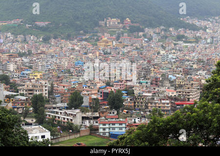 Kathmandu Stadt, vom Swayambhunath Stupa gesehen auf dem Hügel. In Nepal, August 2018. Stockfoto