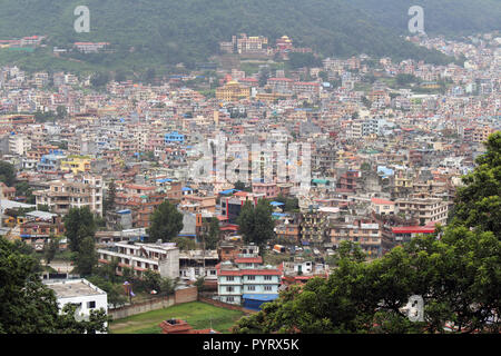 Kathmandu Stadt, vom Swayambhunath Stupa gesehen auf dem Hügel. In Nepal, August 2018. Stockfoto