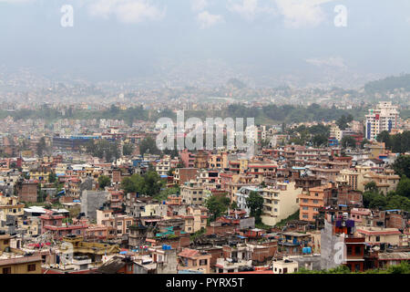 Kathmandu Stadt, vom Swayambhunath Stupa gesehen auf dem Hügel. In Nepal, August 2018. Stockfoto