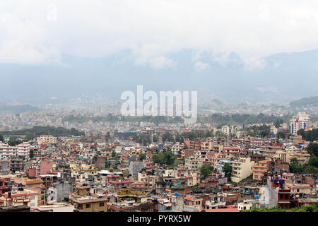 Kathmandu Stadt, vom Swayambhunath Stupa gesehen auf dem Hügel. In Nepal, August 2018. Stockfoto