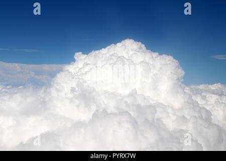 Die Wolken der Nepali Bergkette von Biman Bangladesh Flugzeug gesehen. In Nepal, September 2018. Stockfoto