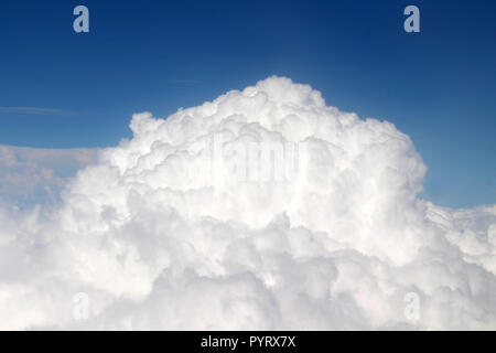 Die Wolken der Nepali Bergkette von Biman Bangladesh Flugzeug gesehen. In Nepal, September 2018. Stockfoto