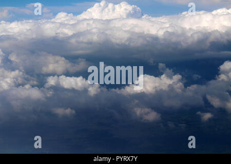 Die Wolken der Nepali Bergkette von Biman Bangladesh Flugzeug gesehen. In Nepal, September 2018. Stockfoto