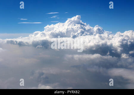 Die Wolken der Nepali Bergkette von Biman Bangladesh Flugzeug gesehen. In Nepal, September 2018. Stockfoto