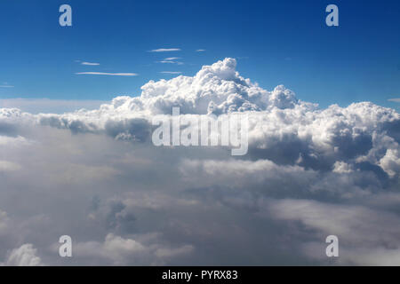 Die Wolken der Nepali Bergkette von Biman Bangladesh Flugzeug gesehen. In Nepal, September 2018. Stockfoto