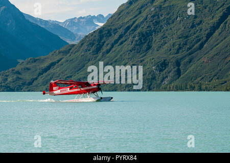 Wasserflugzeug an Redoubt Mountain Lodge in der Crescent Lake, Lake Clark National Park, Alaska, USA. Stockfoto