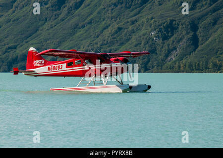 Wasserflugzeug an Redoubt Mountain Lodge in der Crescent Lake, Lake Clark National Park, Alaska, USA. Stockfoto