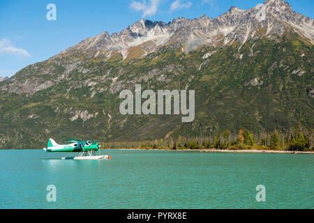 Wasserflugzeug an Redoubt Mountain Lodge in der Crescent Lake, Lake Clark National Park, Alaska, USA. Stockfoto