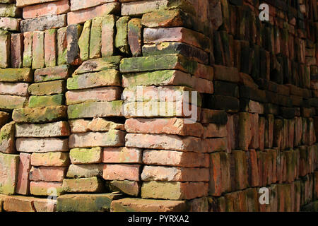 Stapel von Nepali Ziegel auch in Bhaktapur angeordnet. Pic war in Nepal, August 2018. Stockfoto