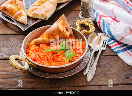 Türkische traditionelle Frühstück - Galerie mit Rührei egss, Tomaten auf einer hölzernen Hintergrund. Stockfoto
