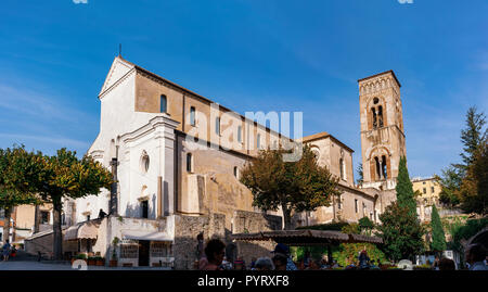 Low Angle Blick auf den Dom, die Kirche Santa Maria Assunta, in der Piazza del Vescovado, Ravello, Amalfi Küste. Stockfoto