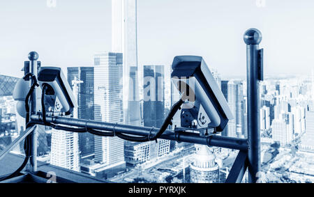 Die Überwachungskameras auf einem Balkon hoch Gebäude. verwendet, um den Verkehr auf der Straße. Stockfoto