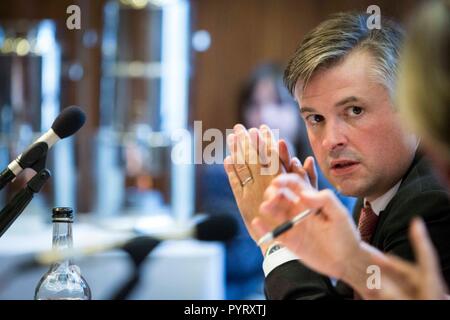 © Chris Bull. 24/09/18 Liverpool, Großbritannien. Die Labour Party Konferenz heute (Montag, 24. September 2018). Jonathan Ashworth MP, Schatten Staatssekretär für Gesundheit während des Fringe Meeting - die Prioritäten für Investitionen in die Gesundheit und Versorgung - Was Ärzte denken? Foto: CHRIS STIER Stockfoto