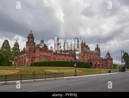 Die Kelvingrove Art Gallery und Museum von Argyll Street in Glasgow, Schottland, Großbritannien auf einen bewölkten Sommer am Nachmittag. Stockfoto