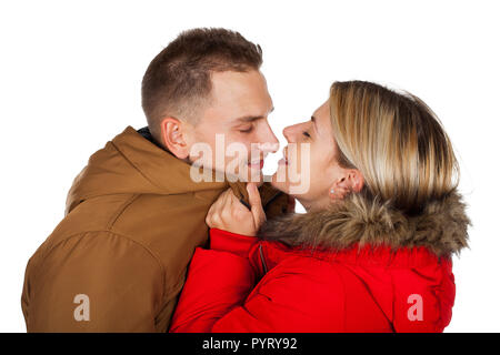 Paar tragen winter Bekleidung - Rot und Braun hooded parka Jacken - Küssen auf isolierte Hintergrund
