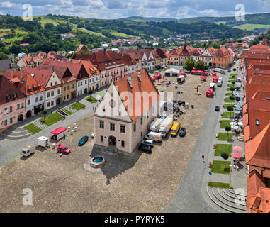 Rathausplatz vom Turm der Basilika von Sant'Egidio in Bardejov, Slowakei gesehen Stockfoto