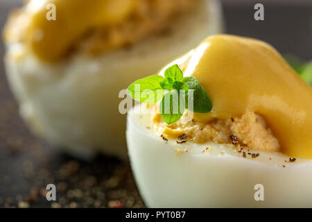 Gefüllte Eier mit Hühnerleber, Mayonnaise und Kräuter - Nähe zu sehen. Stockfoto