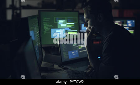 Junge computer Entwickler mit Computern spät in der Nacht, Kodierung und Hacking Konzept Stockfoto