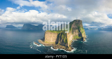 Antenne Panoramablick von kallur Leuchtturm und Klippen, Kalsoy Island, Färöer, Dänemark Stockfoto