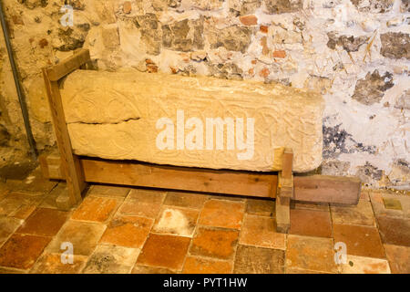 Eingerichtete Sächsische Stein Querwelle Denkmal in der Kirche von Saint Botolph, Iken, Suffolk, England, Großbritannien Stockfoto