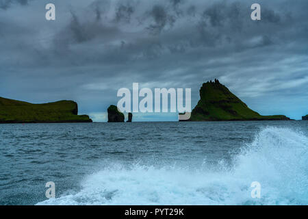 Ocean Waves mit Drangarnir und Tindholmur Inselchen im Hintergrund, Vagar Island, Färöer, Dänemark Stockfoto