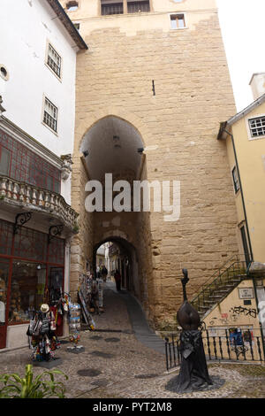 Alte mittelalterliche Stadt Bogen von Almedina Coimbra Portugal Stockfoto