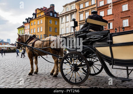 Ein Mann mit einem traditionellen Beförderung wartet auf Touristen am 20. Oktober 2017 in der Altstadt von Warschau, Polen. Stockfoto