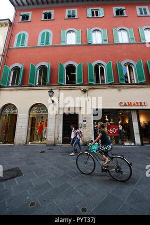 Eine wunderschöne bunte alte Gebäude am Corso Italia in Pisa, Italien. Stockfoto