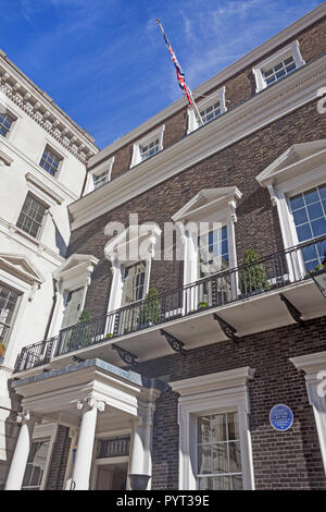 London, St James's. Die georgische Marine- und militärischen Club, einst das Haus von Nancy Astor, in St James's Square. Stockfoto