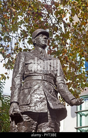 London, Westminster. Die Statue von Charles De Gaulle in Carlton Gardens gegenüber seine HQ. Stockfoto